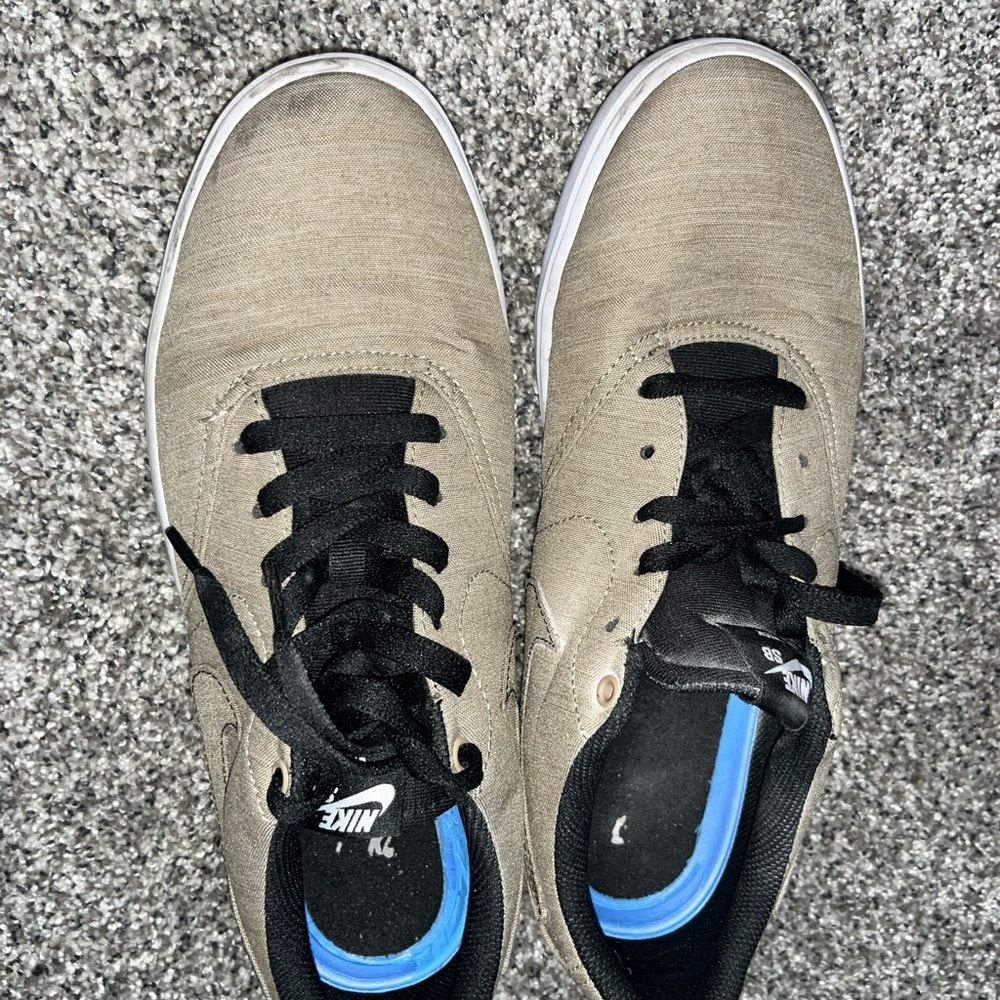 Men’s Nike SB,Tan flat low athletic/skate shoes.GoodCond,sz10,some wear visible
